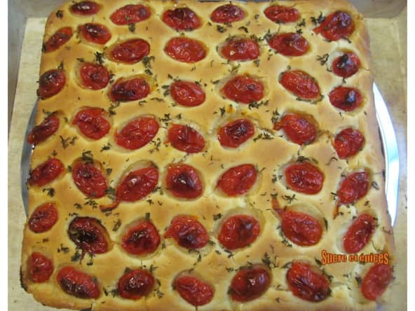 Focaccia des Pouilles aux tomates cerises parfumée à l'origan