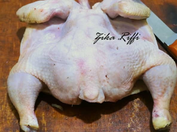 Découper un poulet en crapaudine