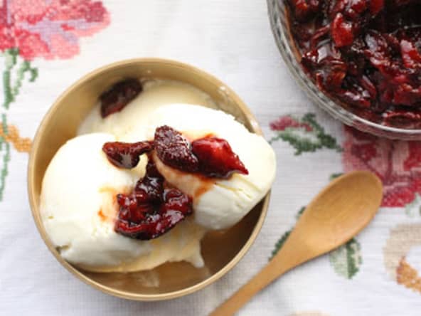 Glace au yaourt grec et au vermouth, fraises rôties au four
