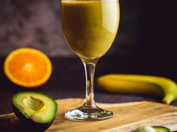 Smoothie avocat, orange et banane