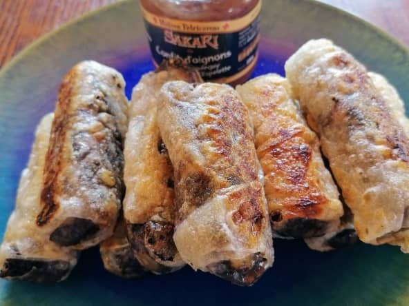 Nems de boudin noir aux oignons frais, pommes et son confit d’oignons