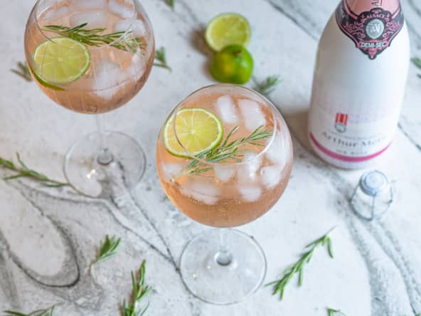 Cocktail au crémant ICE rosé Arthur Metz, gin et tonic