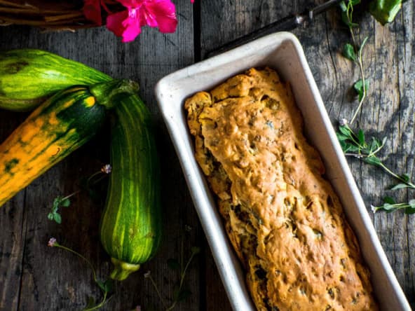 Cake aux courgettes, citron vert et basilic