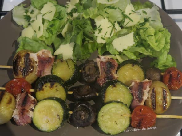 Brochettes de légumes et roulades de poitrine fumée à la plancha