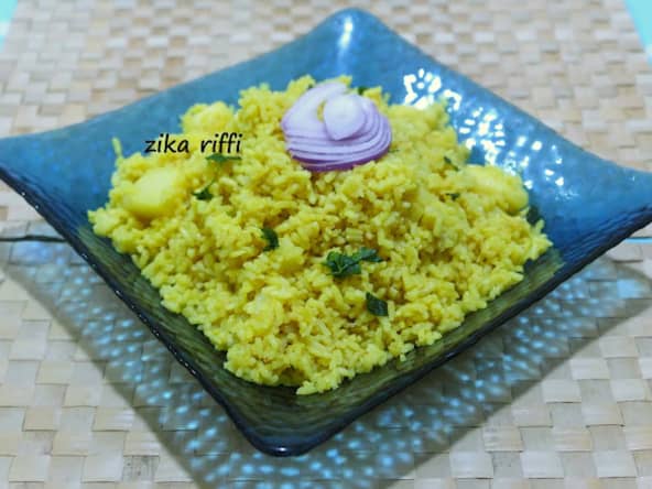 Riz épicé à l'égyptienne aux pommes de terre et aux oignons 