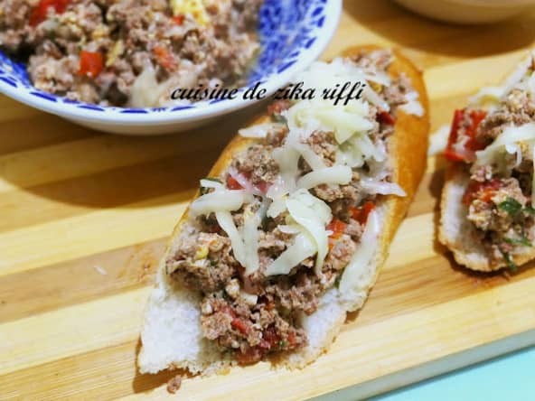 Bruschettas à la poêlée de viande hachée câpres et gruyère