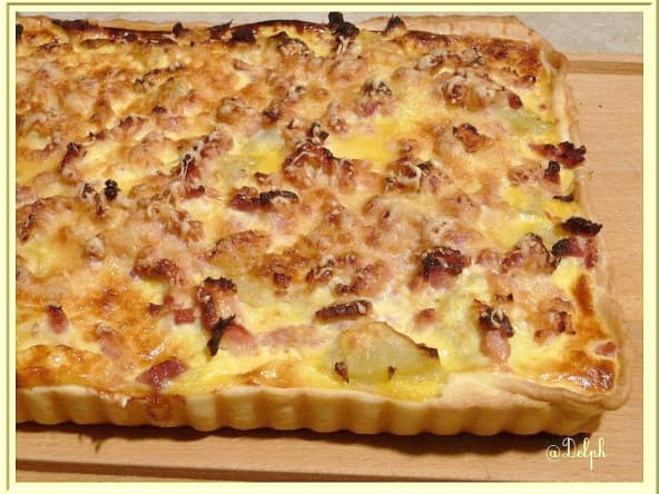 Tarte aux pommes de terre, oignon et lardons fumés