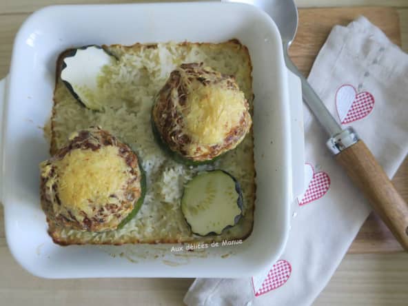 Courgettes rondes farcies au boeuf, pain de mie et St-Môret sur lit de riz