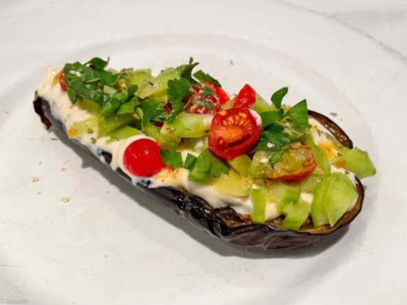 Aubergine grillée sauce tahini et salade d'été