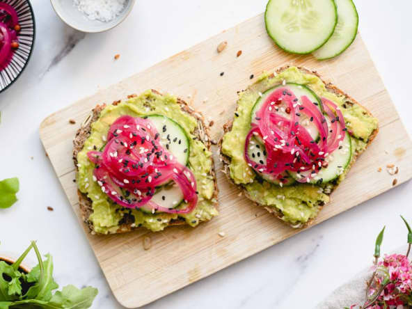 Tartine avocat et pickles d'oignons rouges