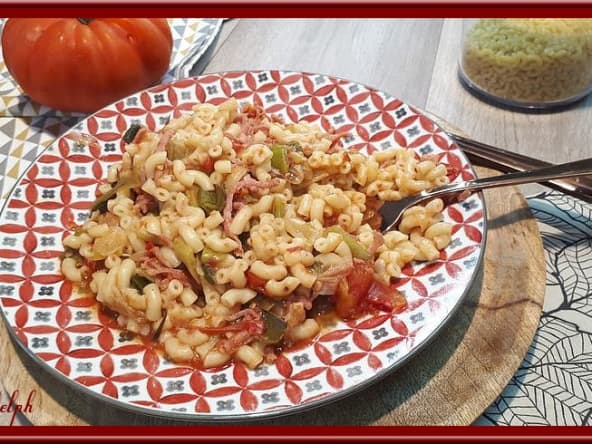 Coquillettes aux poireaux et jambon fumé