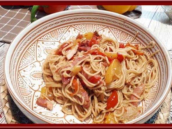 Un recette facile de nouilles chinoises aux poivrons et lardons