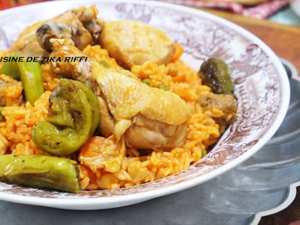 Riz au poulet boulettes légumes et petits piments farcis frits