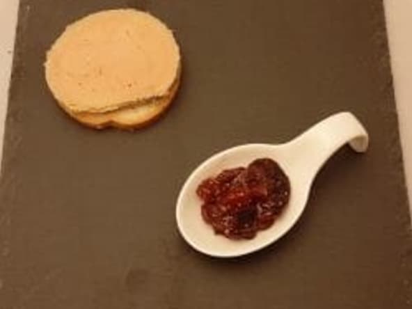 Chutney de figues fraîches avec oignons, épices et miel
