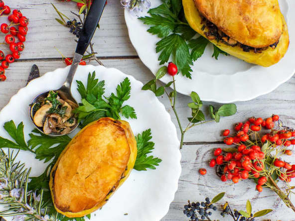 Pommes de terre farcies d'automne aux épinards et champignons