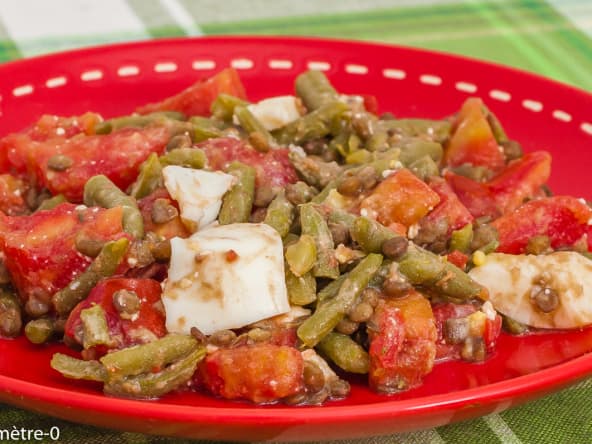 Salade de lentilles, haricots verts, tomates, œufs et feta