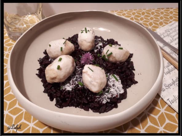 Gnudi aux truffes de Toscane sur riz noir et sauce au jambon cru