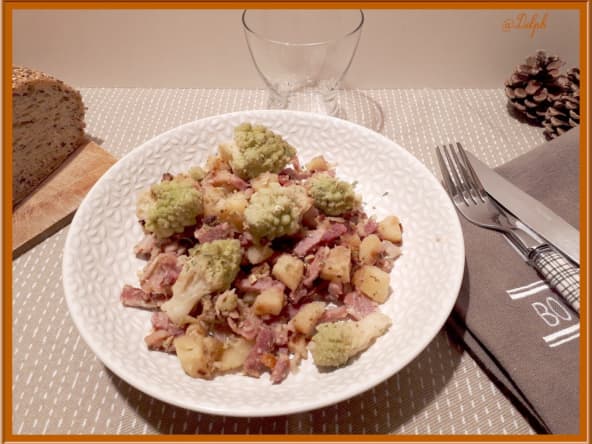 Poêlée de pommes de terre, chou romanesco et poitrine fumée