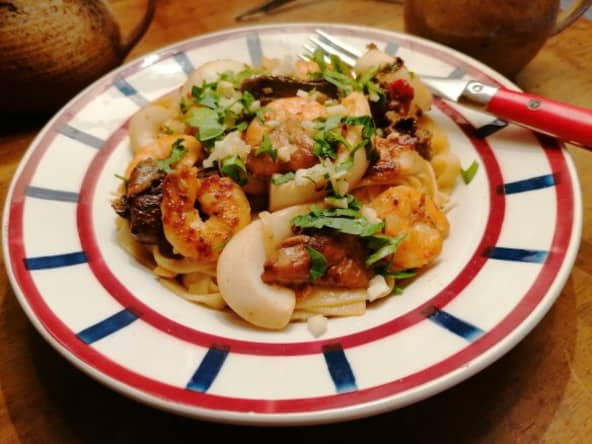 Tagliatelles aux anneaux d’encornets crevettes et cèpes