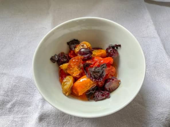 Salade de raisins et tomates cerises rôtis au vinaigre de shiso