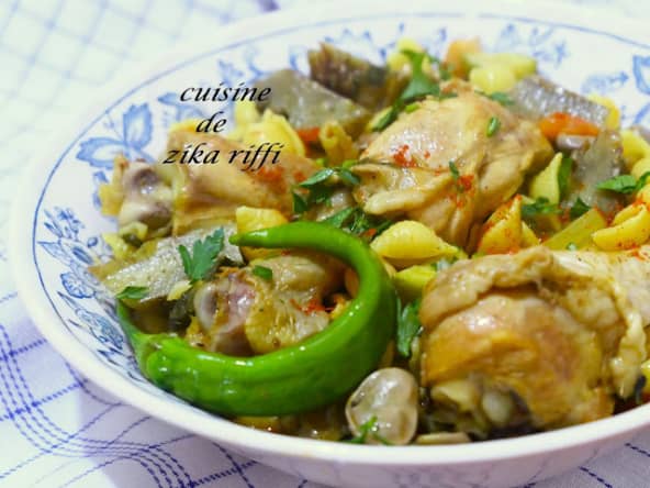 Plat de pâtes aux pois chiches, poulet, artichauts et sauce blanche