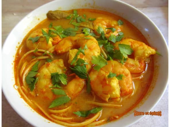 Soupe de crevettes et lait de coco au curry rouge