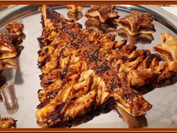 Sapin feuilleté à la crème de poivrons, tomate et carotte
