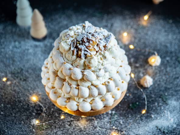 Pavlova de Noël à étages aux poires