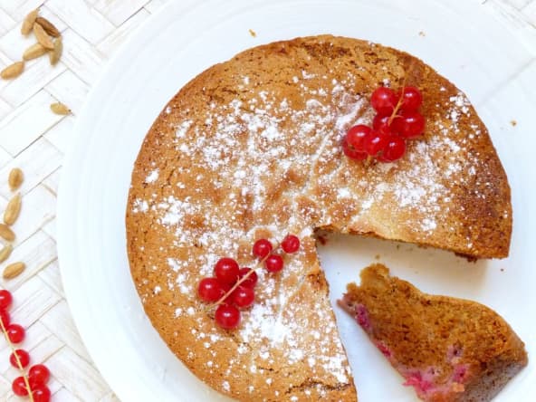 Gâteau gourmand chocolat blanc, cardamone groseilles
