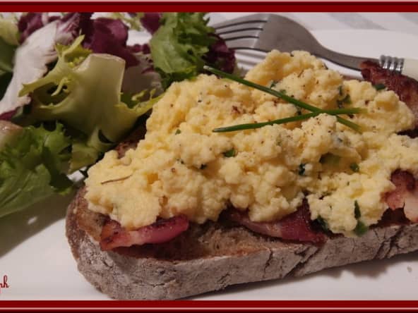 Tartines d’oeufs brouillés au lard