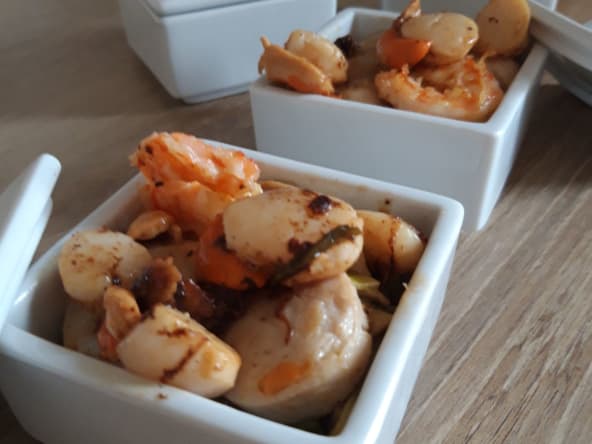 Cassolettes de saint-jacques au boudin blanc et aux crevettes