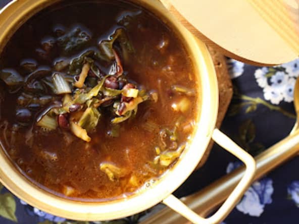Soupe de blettes et de haricots noirs à la coréenne