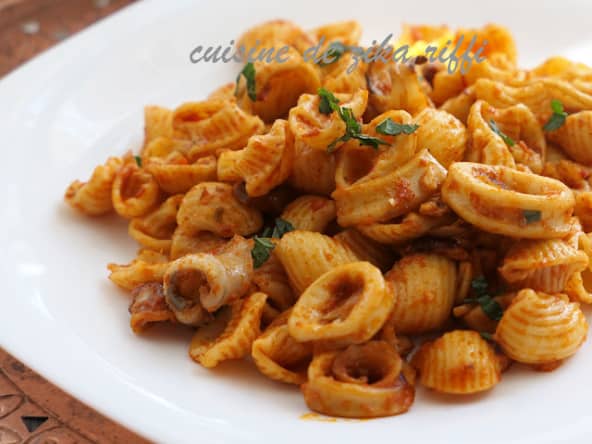 Pâtes coquillages à l'ail aux calamars et tomate confite pimentée
