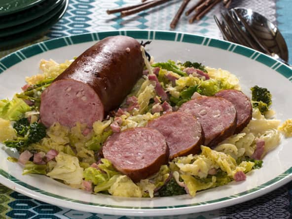Saucisse de Morteau au Comté et chou braisé