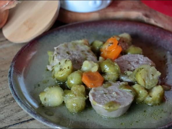 Ragoût de choux de Bruxelles à la saucisse