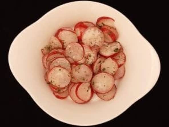 Salade de radis roses persillée