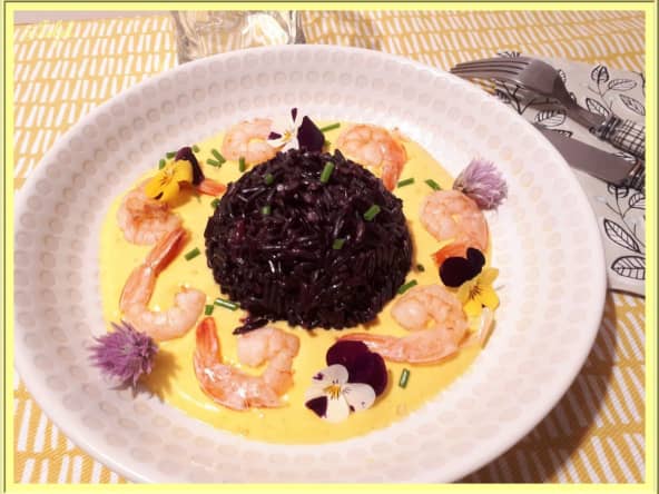Riz noir ou riz venere aux crevettes, sauce au safran et curcuma