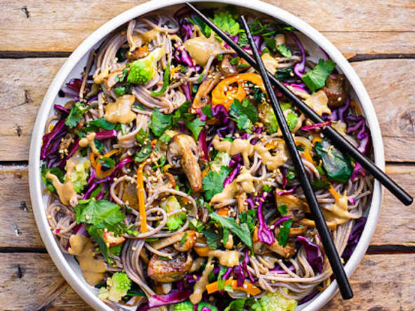 Wok de soba aux légumes de saison sautés