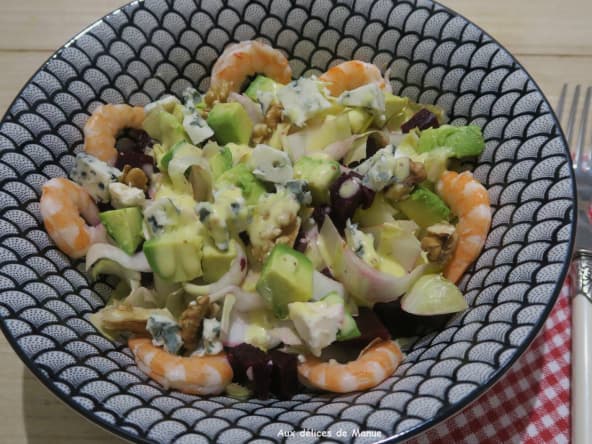 Salade d'hiver aux endives, betterave, avocat, crevettes noix et Roquefort