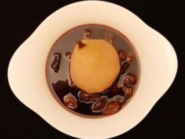 Poires Comice pochées au vin rouge et cuites à la vapeur