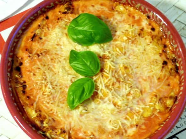 Gratin crémeux de ravioles, tomates et basilic