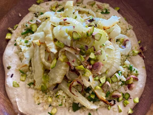 Fenouil grillé, boulgour, sauce crémeuse au tahin et citron