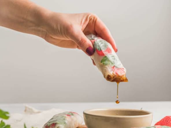 Recette sucrée salée de rouleaux de printemps à la fraise et au poulet