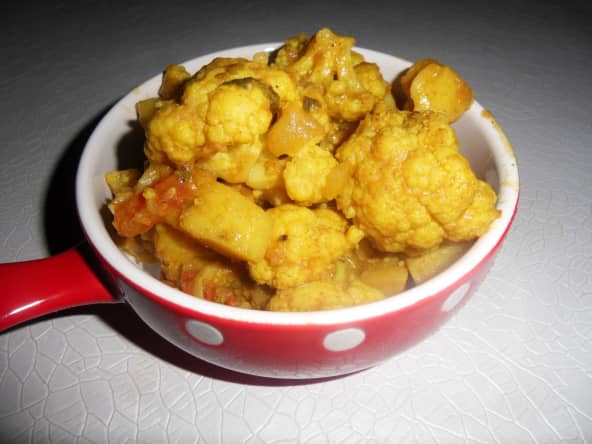Cari indien de chou-fleur et de pommes de terre aux épices