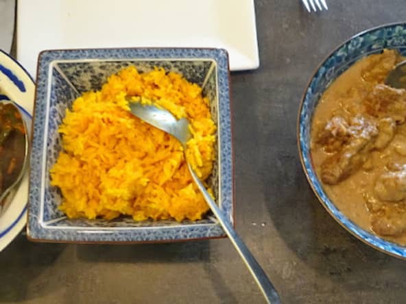 Riz au curcuma et haricots verts épicés