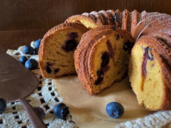 Bundt Cake à la farine de maïs et aux myrtilles, saveurs d’agrumes