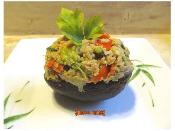 Avocat farci au thon naturel et au poivron