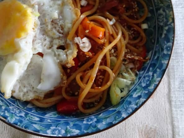 Sauté de kimchi et de nouilles udon