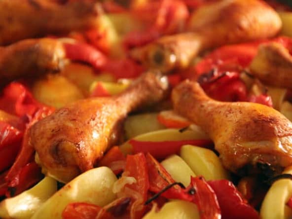 Morceaux de poulet en papillote avec légumes et sauce légère