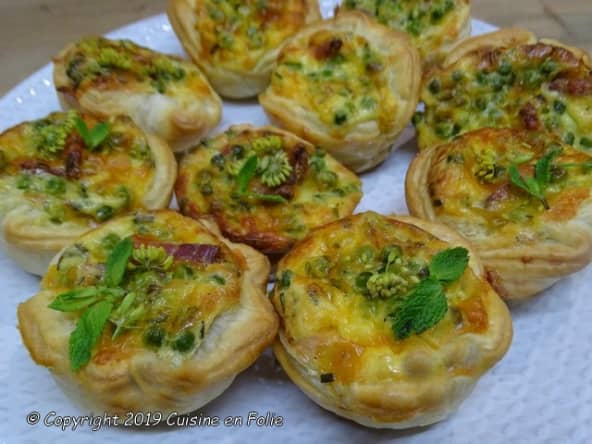 Mini quiches aux petits pois, ventrèche Cheddar et menthe
